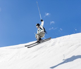 开云体育下载-阿坎吉无解攻防撕裂防线，拜仁单节爆发击溃尼斯