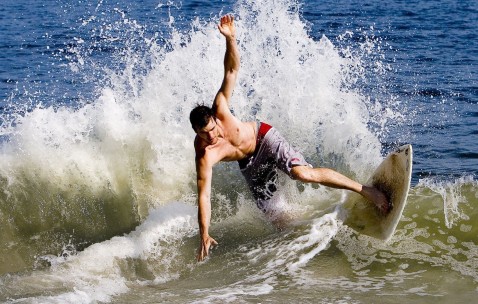 开云体育视频直播-跨界传奇，当骑士的铁蹄踏碎天山，武切维奇在F1赛道接管冠军之争