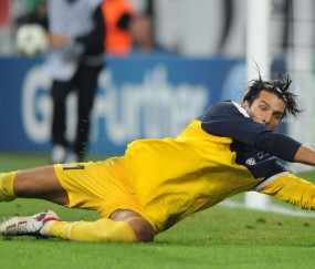 开云体育-猛龙铁血防守全面压制热火，拉文铸就锁链令对手窒息