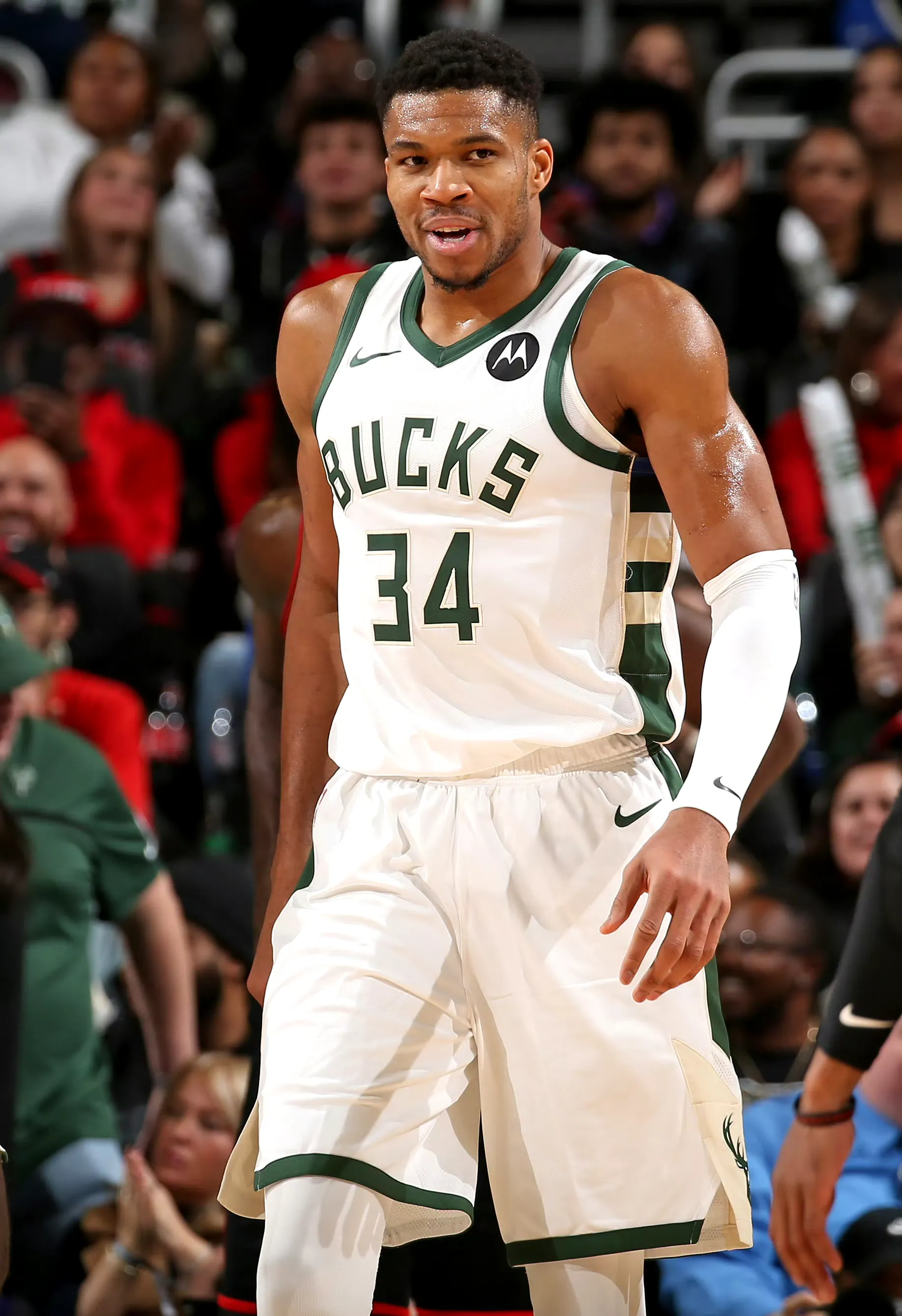 快船轻取新疆队，字母哥状态火热