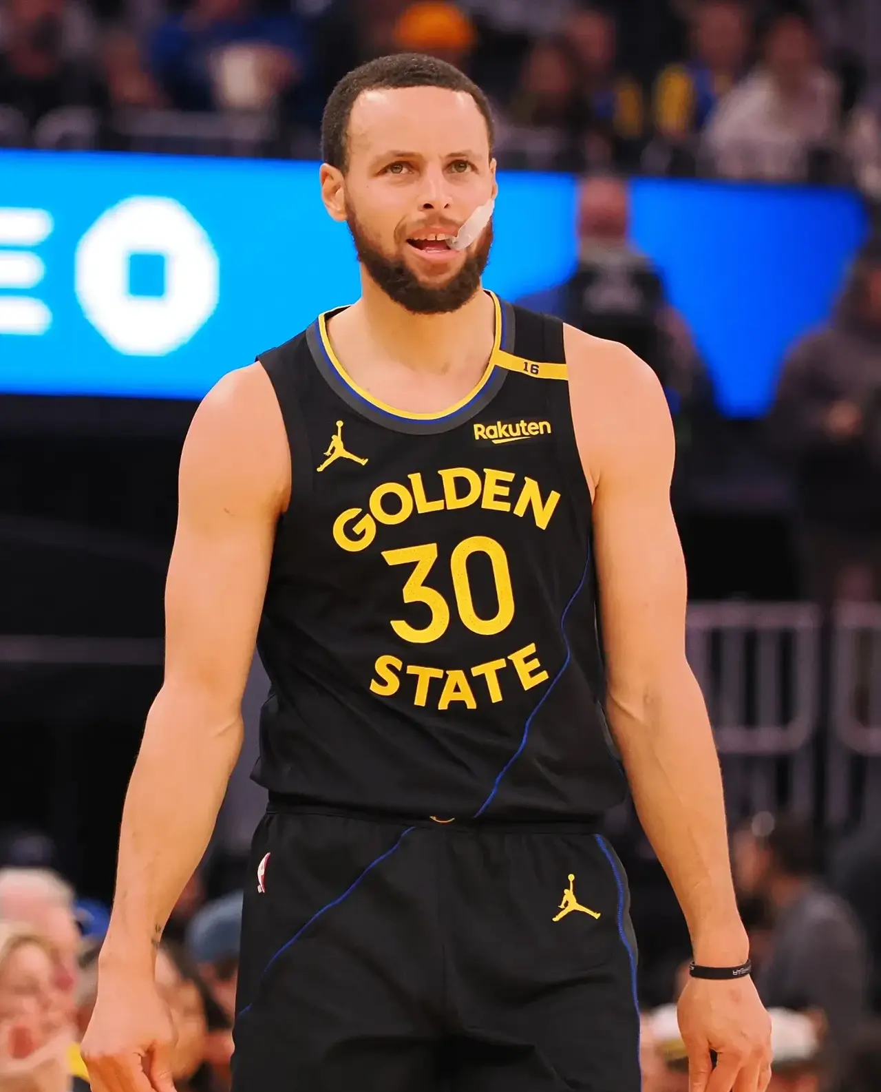 勇士险胜公牛，霍勒迪统治全场