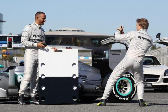 阿斯顿马丁碾压红牛车队，汉密尔顿高光表现