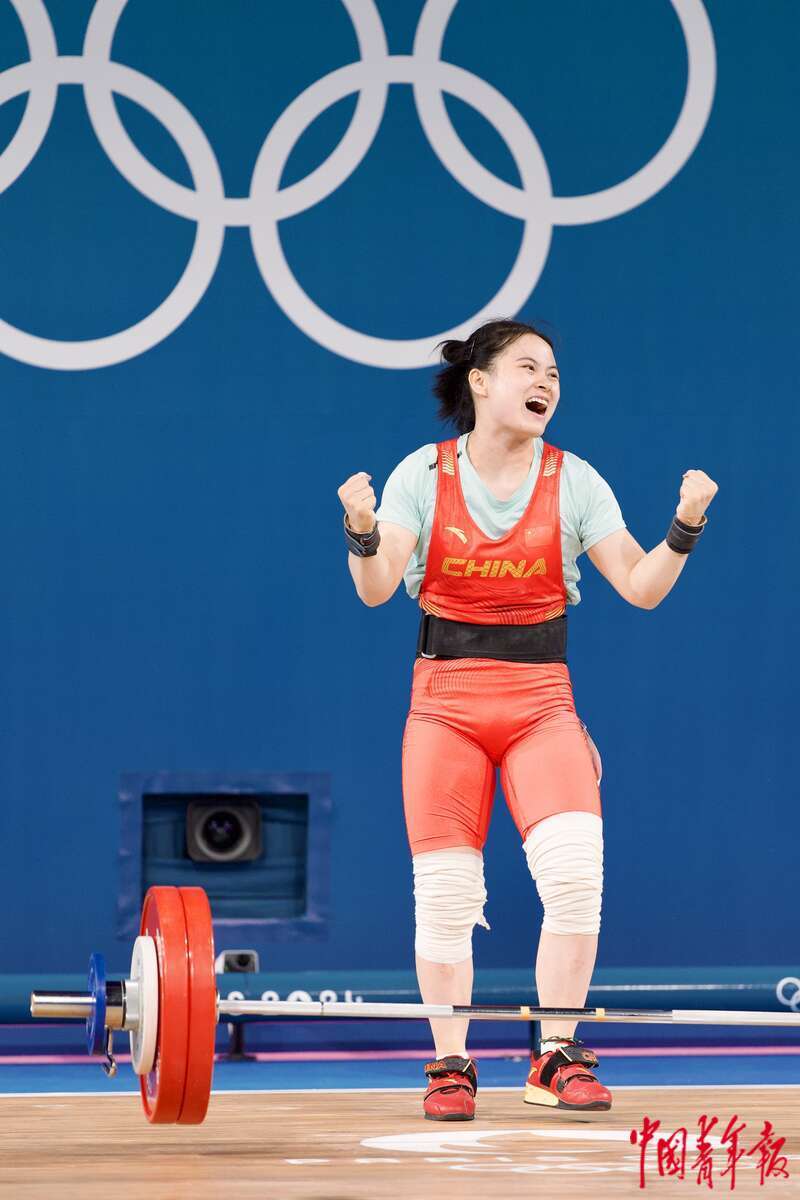 举重女将勇夺铜牌，力量惊人